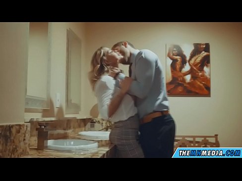 ❤️ Kapag ang isang busty blonde seduces sa isang pampublikong banyo ❌ Fuck video sa amin ❌️❤